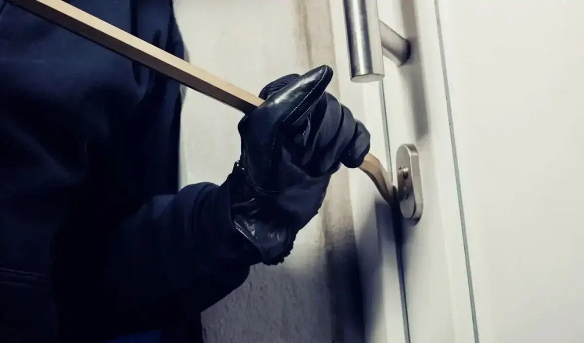 فرار ناکام سارق منزل؛ دزد در لحظه خروج از ساختمان به دام پلیس افتاد