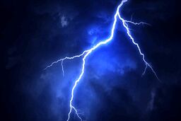 برخورد صاعقه با هواپیما پس از فرود روی باند فرودگاه+ ویدئو