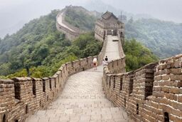 زن و مردی دیوار چین را سوراخ کردند تا میانبر بزنند و راحت‌تر به آن طرف بروند
