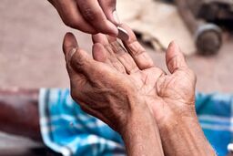 زندگی اشرافی گدای میلیونر همراه با 3 همسرش
