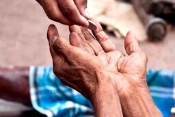 زندگی اشرافی گدای میلیونر همراه با 3 همسرش