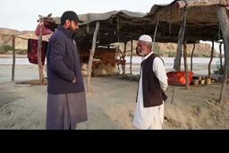 این دستفروش چابهاری به ۱۵ زبان صحبت می‌کند