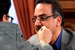 ادامه رفتارهای زشت مجری شبکه افق با مهمانان؛ کندن سبیل محمد نظری