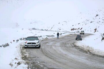 بارش برف و باران در جاده‌های ۱۱ استان