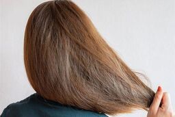 چه دلایلی موجب خشک شدن مو می‌شود؟