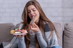 چرا استرس باعث پرخوری می‌شود؟/ غذا یا ابزار بقا؟/ فلسفه «پرخوری عصبی» چیست؟