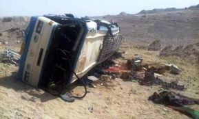 ۹ کشته و ۳۵ زخمی در پی واژگونی اتوبوس مسافربری در غرب افغانستان