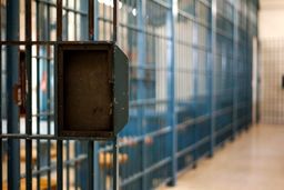 فرصت زندگی برای مرد بدهکار که پیرزن سالخورده را به قتل رساند