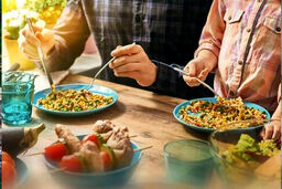 کم غذا بخوریم یا درست غذا بخوریم؛ کدام بهتر است؟