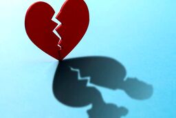 شوهرم با من مثل خدمتکار رفتار می‌کند، طلاق می‌خواهم