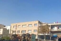 مصدومیت دو کارگر راننده در کرج بر اثر سقوط تابلو تبلیغاتی