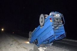 یک کشته و ۲۳ مجروح در حادثه واژگونی وانت حامل کارگران افغان